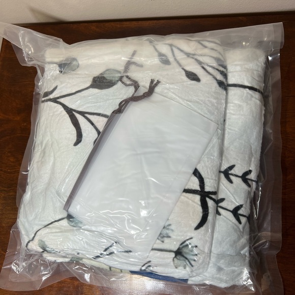 New soft multicolor cute mushroom print large blanket 60”x80” - Picture 6 of 8